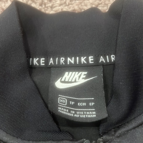 nike crop top light jacket - Picture 4 of 4